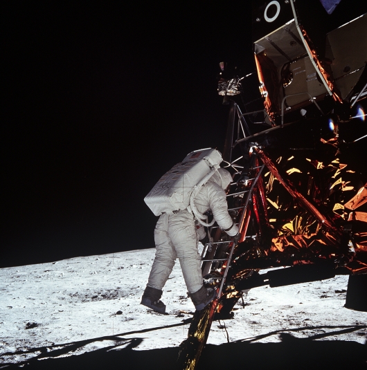 באז אולדרין יורד מסולם הנשר אל פני הירח, משימת אפולו 11