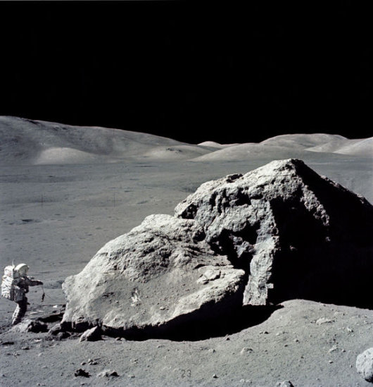 האריסון שמיט ליד סלע גדול בירח, משימת אפולו 17
