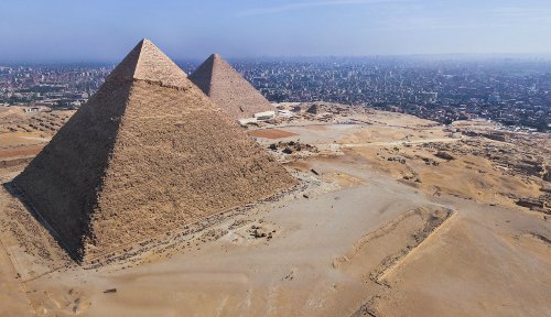 הפירמידות בגיזה על רקע דרום-מערב קהיר